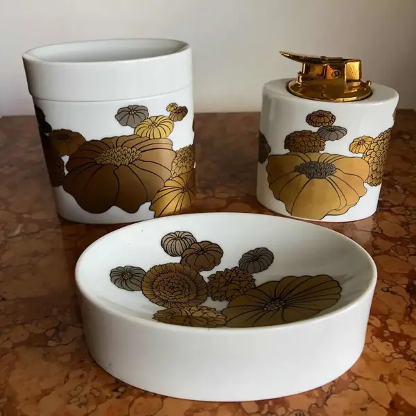 Foto de um(a) Antigo Raro Conjunto Cigarreira Isqueiro Cinzeiro Rosenthal, da categoria de Cigarreiras e piteiras. Rosenthal. Antigo e especial conjunto para fumantes. Composto de isqueiro, caixa cigarreira e cinzeiro. Feitos em porcelana... Mostrado de uma perspectiva diferente. Vendido no marketplace Trésors.
