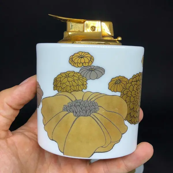 Foto de um(a) Antigo Raro Conjunto Cigarreira Isqueiro Cinzeiro Rosenthal, da categoria de Cigarreiras e piteiras. Rosenthal. Antigo e especial conjunto para fumantes. Composto de isqueiro, caixa cigarreira e cinzeiro. Feitos em porcelana... Mostrado de uma perspectiva diferente. Vendido no marketplace Trésors.