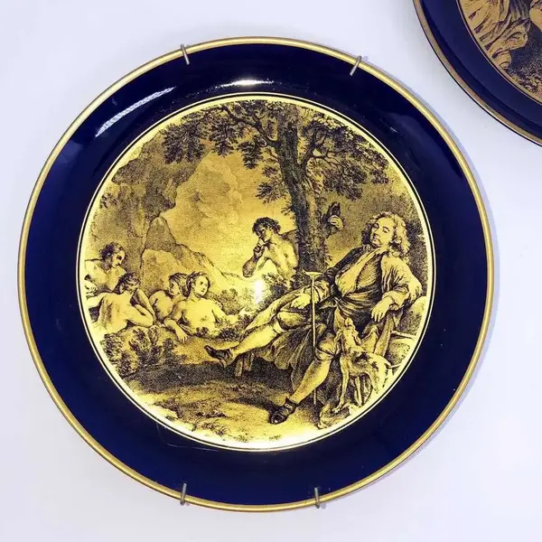 Foto de um(a) Antigo Par De Pratos Porcelana Azul Cobalto Pintados Ouro 24, da categoria de Pratos Decorativos. Porcelana Tsuji. Par de lindos pratos em porcelana azul cobalto, ricamente pintados à mão com ouro 24k. Peças muito finas e... Mostrado de uma perspectiva diferente. Vendido no marketplace Trésors.