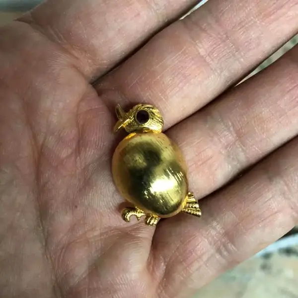 Foto de um(a) Antigo Broche Francês De Pássaro Dourado Com Pedra Vermelha, da categoria de Outros colecionáveis. Banhado a ouro. Muito bem conservado.Década de 1970.Aproximadamente 3cm. Mostrado de uma perspectiva diferente. Vendido no marketplace Trésors.