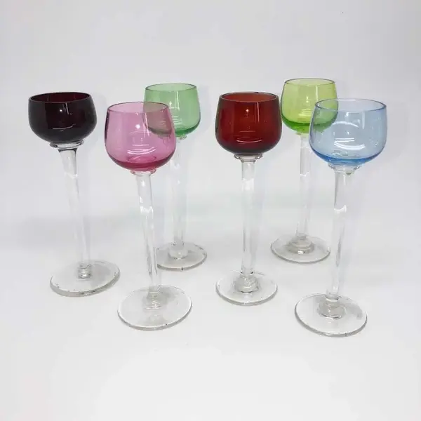 Foto de um(a) Antigos Cálices De Licor Art Deco Cristal Francês Colorido, da categoria de Taças. Antigo conjunto com 6 delicados cálices de pé alto em cristal francês colorido. Período Art Deco. Muito colecionáveis e... Mostrado de uma perspectiva diferente. Vendido no marketplace Trésors.