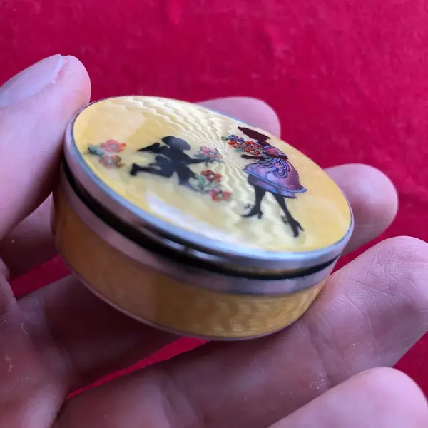Foto de um(a) Antiga Rara Caixinha Porta Pó Itália Prata De Lei Esmaltada, da categoria de Cestos e Caixas. Antiga e centenária caixinha porta pó em prata de lei italiana teor 925, com aplicação de esmalte feita à mão. Peça muito... Mostrado de uma perspectiva diferente. Vendido no marketplace Trésors.
