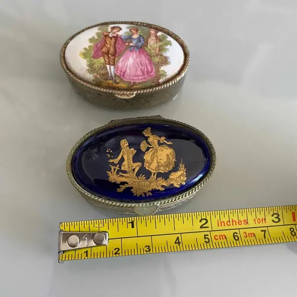 Foto de um(a) Limoges Antigo Raro Par Caixinhas Coleção Porcelana França, da categoria de Cestos e Caixas. Antigo par de caixinhas de coleção em porcelana artística francesa, pintadas à mão, com filetes de ouro e detalhes em... Mostrado de uma perspectiva diferente. Vendido no marketplace Trésors.