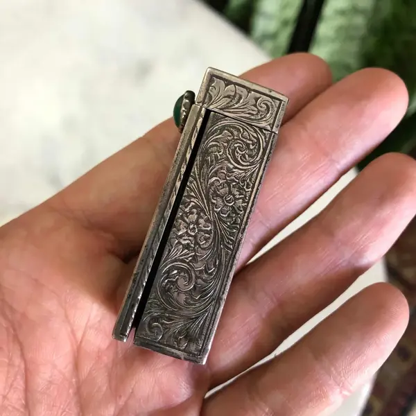 Foto de um(a) Antigo E Muito Raro Porta Batom Francês Em Prata De Lei, da categoria de Outros colecionáveis. Rara peça do início do século XX Mede aprox 6cm. Mostrado de uma perspectiva diferente. Vendido no marketplace Trésors.