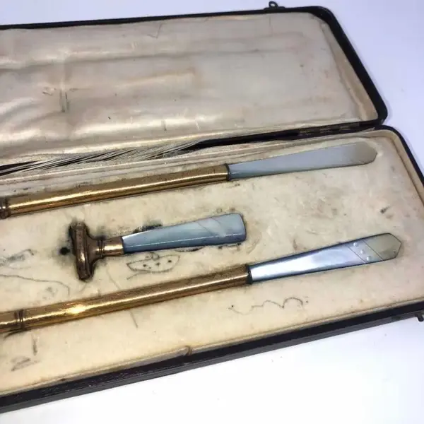 Foto de um(a) Antigo Kit Escritório Caneta Carimbo Lapiseira Madrepérola, da categoria de Itens de Escritório. Antigo kit de escritório, composto de caneta, lapiseira e carimbo. Em metal dourado com cabo em legítima madrepérola. No... Mostrado de uma perspectiva diferente. Vendido no marketplace Trésors.