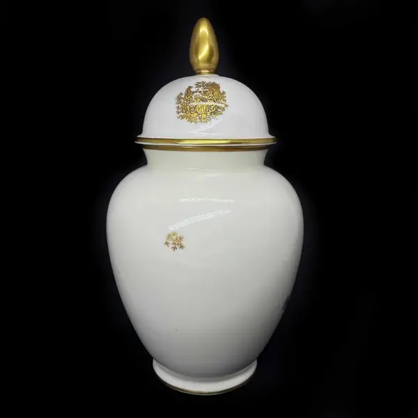 Foto de um(a) Antigo Raro Potiche Porcelana Alemã Bavaria Lindner Kueps, da categoria de Vasos. Lindner Kueps - Bavaria. Antigo e lindo potiche em porcelana artística alemã, decoração com flores e cenas galantes pintada... Mostrado de uma perspectiva diferente. Vendido no marketplace Trésors.