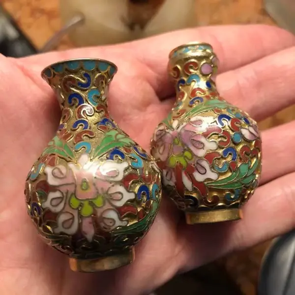 Foto de um(a) Antiga Coleção Com 4 Vasinhos Miniatura Em Bronze Cloisonné, da categoria de Vasos. Antiga coleção com 4 lindos vasinhos diferentes, em bronze Cloisonné. Perfeitinhos Altura 5cm cada. Mostrado de uma perspectiva diferente. Vendido no marketplace Trésors.
