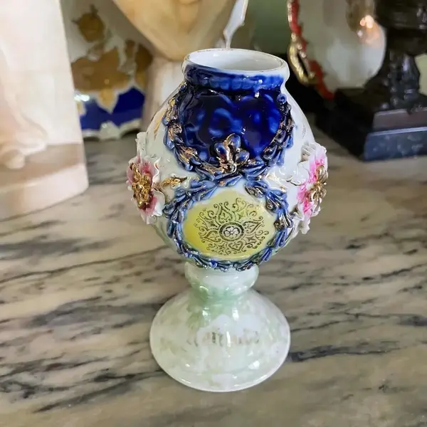 Foto de um(a) Antigo Raro Mate Cuia Isabelina Em Porcelana Alemã, da categoria de Garrafas, potes e jarros. Antigo “mate” cuia isabelina, em porcelana alemã, moldada e pintada à mão, acabamento com filetes em ouro. Alemanha, meados... Mostrado de uma perspectiva diferente. Vendido no marketplace Trésors.