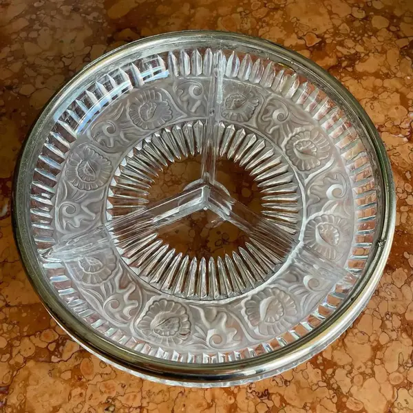 Foto de um(a) Antiga Rara Petisqueira Cristal Francês Satiné Art Deco, da categoria de Travessas e tigelas. André Hunebelle Glass. Antiga e linda petisqueira em cristal francês, decoração floral em satiné. Borda em metal prateado.... Mostrado de uma perspectiva diferente. Vendido no marketplace Trésors.