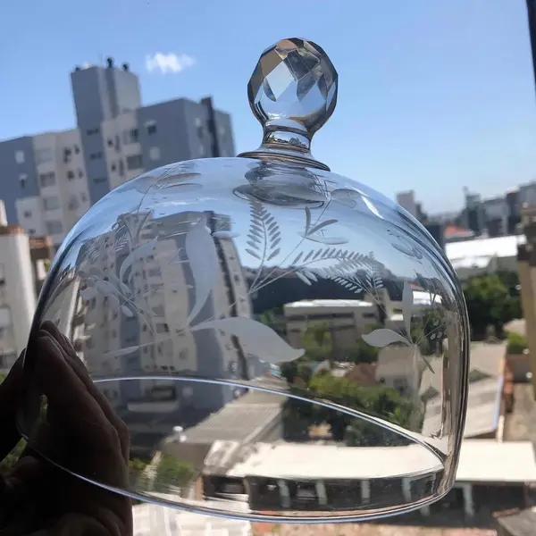 Foto de um(a) Antiga Fina Queijeira Boleira Cristal Francês Lapidada À Mão, da categoria de Garrafas, potes e jarros. Antiga e rara queijeira em finíssimo cristal francês, toda lapidada à mão com desenhos de folhas e flores. Início do século... Mostrado de uma perspectiva diferente. Vendido no marketplace Trésors.