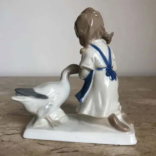Foto de um(a) Antigo Bibelô Bloco Escultórico Menina Pato Porcelana Alemã, da categoria de Escultura. Antigo e delicado bibelô/bloco escultórico representando menina alimentando pato, em porcelana alemã (tem um “S” na base)... Mostrado de uma perspectiva diferente. Vendido no marketplace Trésors.