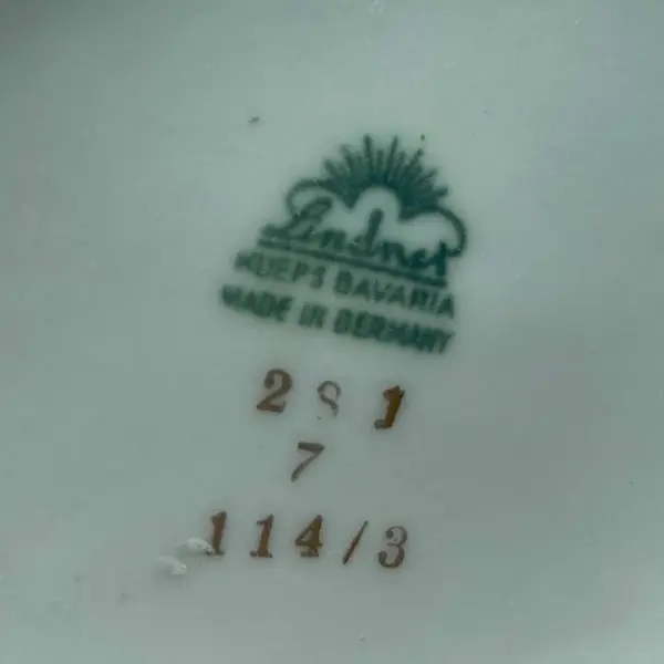 Foto de um(a) Antigo Raro Potiche Porcelana Alemã Bavaria Lindner Kueps, da categoria de Vasos. Lindner Kueps - Bavaria. Antigo e lindo potiche em porcelana artística alemã, decoração com flores e cenas galantes pintada... Mostrado de uma perspectiva diferente. Vendido no marketplace Trésors.