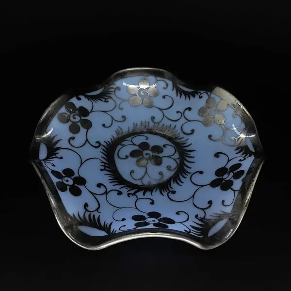 Foto de um(a) Antigo Raro Prato Bowl Opalina Francesa Azul E Prata, da categoria de Travessas e tigelas. Antigo prato de opalina francesa, decoração floral feita à mão com prata de lei. Meados do século XX. A peça está em ótimo... Mostrado de uma perspectiva diferente. Vendido no marketplace Trésors.
