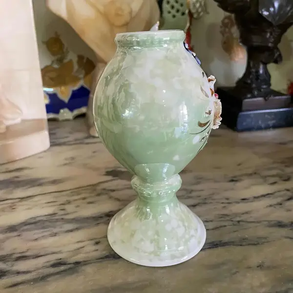 Foto de um(a) Antigo Raro Mate Cuia Isabelina Em Porcelana Alemã, da categoria de Garrafas, potes e jarros. Antigo “mate” cuia isabelina, em porcelana alemã, moldada e pintada à mão, acabamento com filetes em ouro. Alemanha, meados... Mostrado de uma perspectiva diferente. Vendido no marketplace Trésors.