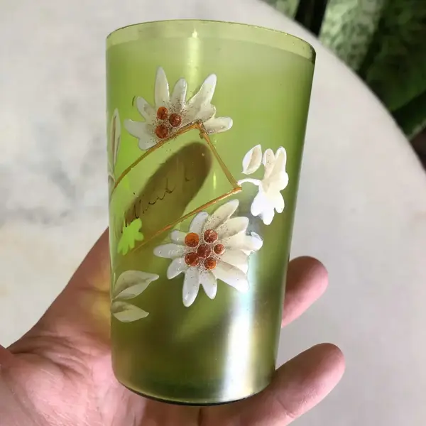 Foto de um(a) Antigo Copo De Coleção Vidro Veneziano Verde Pintado À Mão, da categoria de Copos e taças. Início do século XX, ricamente pintado à mão.Medidas 10x6cm. Mostrado de uma perspectiva diferente. Vendido no marketplace Trésors.
