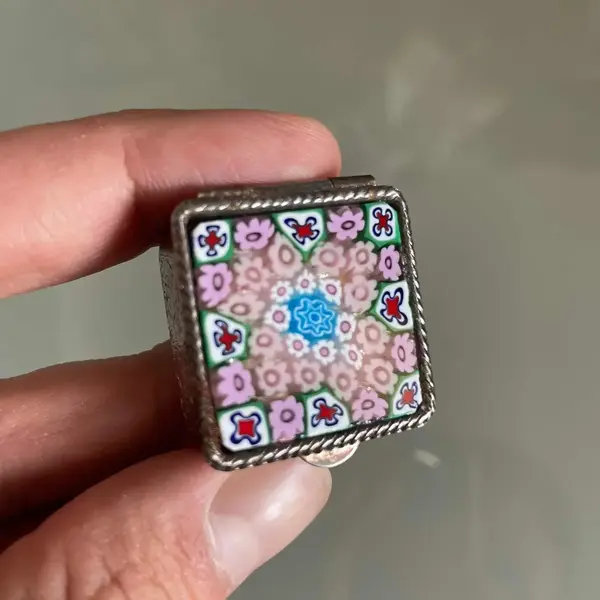 Foto de um(a) Antiga Rara Caixinha De Coleção Prata E Murano Millefiori, da categoria de Cestos e Caixas. Linda peça feita à mão. Itália. Século XXaproximadamente 3x3x4cm. Mostrado de uma perspectiva diferente. Vendido no marketplace Trésors.