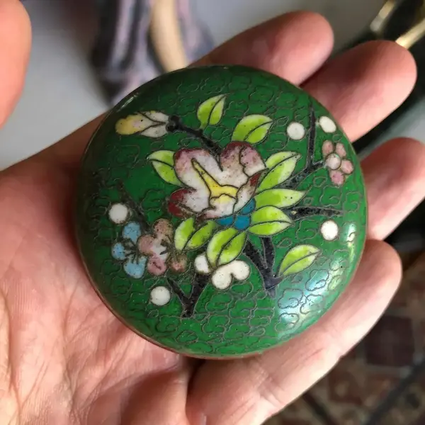 Foto de um(a) Antigas Caixinhas De Coleção Em Bronze Cloisonné, da categoria de Cestos e Caixas. Caixinhas em bronze com trabalho de esmalte feito a mão. Meados do século XX. Medem 5cm aproximadamente. Mostrado de uma perspectiva diferente. Vendido no marketplace Trésors.