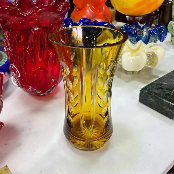 Foto de um(a) Antigo Vaso Cristal Tcheco Âmbar Lapidação Dedão Art Deco, da categoria de Vasos. Antigo e lindo vaso em cristal Europeu, doublé na cor âmbar. Lapidado à mão, lapidação dedão, fundo estrelado. Art... Mostrado de uma perspectiva diferente. Vendido no marketplace Trésors.