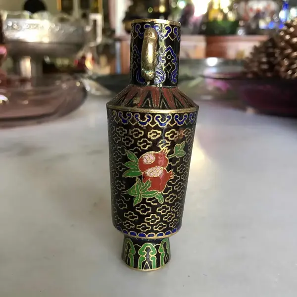 Foto de um(a) Antigo Pequeno Vaso Em Bronze Cloisonné, da categoria de Vasos. Antigo pequeno vaso com alças, em bronze cloisonné feito à mão. Impecável.Altura 11cm. Mostrado de uma perspectiva diferente. Vendido no marketplace Trésors.