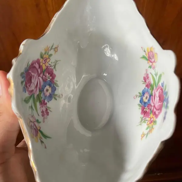 Foto de um(a) Antiga Floreira Centro De Mesa Porcelana Dp Cena Galante, da categoria de Cachepot. Antigo cachepot, floreira ou centro de mesa em porcelana nacional com cenas galantes. Detalhes com filetes de ouro. Peça... Mostrado de uma perspectiva diferente. Vendido no marketplace Trésors.