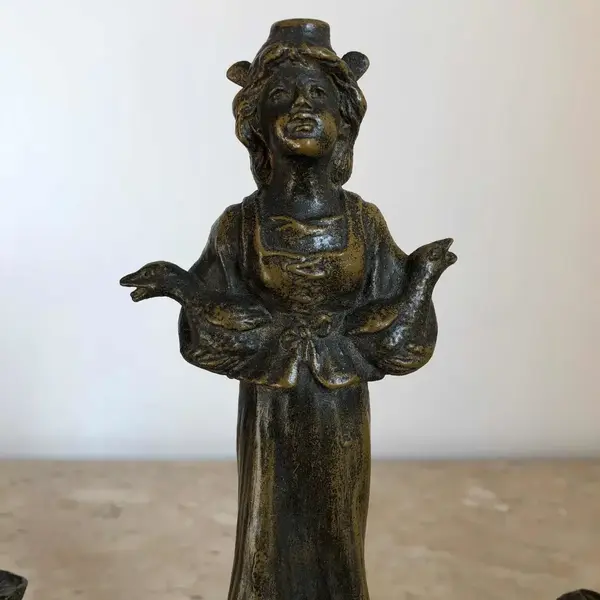 Foto de um(a) Antigo Castiçal Candelabro Art Nouveau Pétit Bronze Francês, da categoria de Castiçais. Antigo e lindo candelabro para duas velas, estilo Art Nouveau, em pétit bronze francês, representando jovem com patos.... Mostrado de uma perspectiva diferente. Vendido no marketplace Trésors.