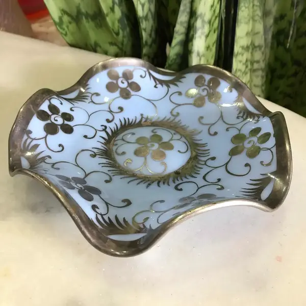 Foto de um(a) Antigo Raro Prato Bowl Opalina Francesa Azul E Prata, da categoria de Travessas e tigelas. Antigo prato de opalina francesa, decoração floral feita à mão com prata de lei. Meados do século XX. A peça está em ótimo... Mostrado de uma perspectiva diferente. Vendido no marketplace Trésors.