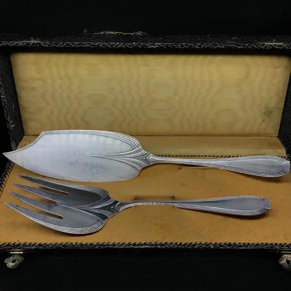 Foto de um(a) Antigo Raro Par De Talheres de Servir Peixe Prata Alemã Wmf, da categoria de Faqueiros e talheres. WMF. Antigo par de talheres para servir peixe, espessurados a prata, da famosa manufatura alemã WMF. No estojo original.... Mostrado de uma perspectiva diferente. Vendido no marketplace Trésors.