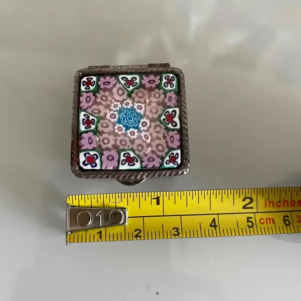 Foto de um(a) Antiga Rara Caixinha De Coleção Prata E Murano Millefiori, da categoria de Cestos e Caixas. Linda peça feita à mão. Itália. Século XXaproximadamente 3x3x4cm. Mostrado de uma perspectiva diferente. Vendido no marketplace Trésors.