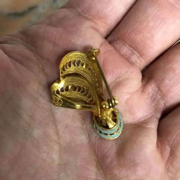 Foto de um(a) Antigo Fino Broche Francês Banhado A Ouro Esmaltado À Mão, da categoria de Outros colecionáveis. Banhado a ouro. Muito bem conservado.Década de 1950/60 Aproximadamente 3cm. Mostrado de uma perspectiva diferente. Vendido no marketplace Trésors.