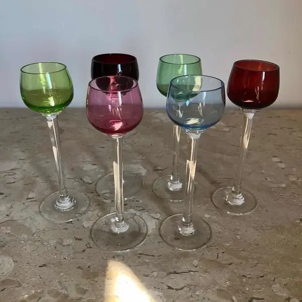 Foto de um(a) Antigos Cálices De Licor Art Deco Cristal Francês Colorido, da categoria de Taças. Antigo conjunto com 6 delicados cálices de pé alto em cristal francês colorido. Período Art Deco. Muito colecionáveis e... Mostrado de uma perspectiva diferente. Vendido no marketplace Trésors.