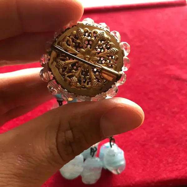 Foto de um(a) Antigo Raro Broche Art Deco Com Cristal Murano Italiano, da categoria de Outros colecionáveis. Grande broche Art Deco. Murano e cristal italiano. Peça única. Feito a mão. Década de 1960. Aproximadamente 9cm. Mostrado de uma perspectiva diferente. Vendido no marketplace Trésors.