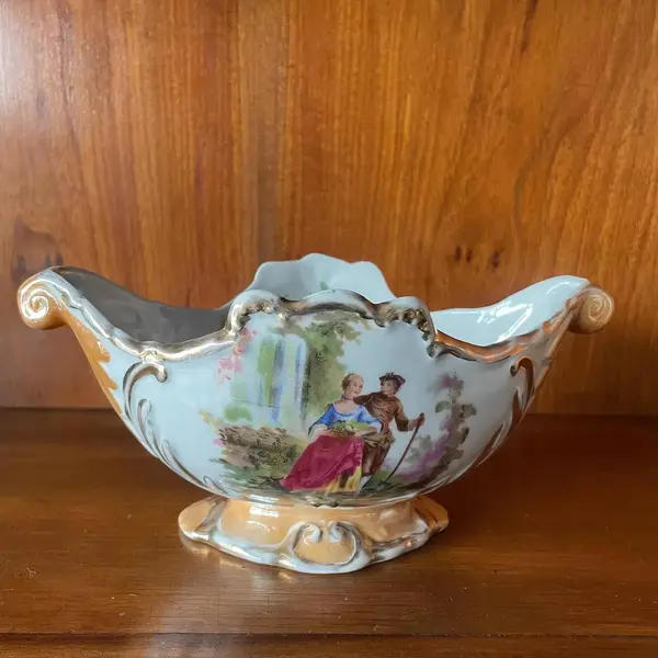 Foto de um(a) Antiga Floreira Centro De Mesa Porcelana Dp Cena Galante, da categoria de Cachepot. Antigo cachepot, floreira ou centro de mesa em porcelana nacional com cenas galantes. Detalhes com filetes de ouro. Peça... Mostrado de uma perspectiva diferente. Vendido no marketplace Trésors.
