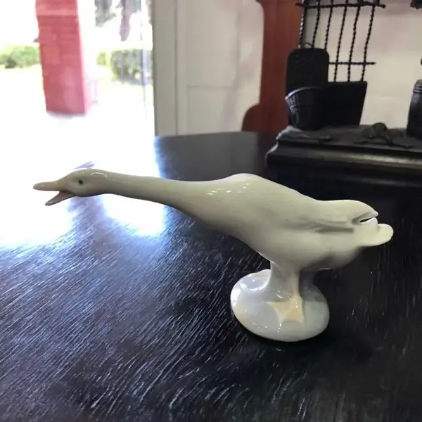 Foto de um(a) Antiga Linda Escultura De Pato Porcelana Espanhola Lladró, da categoria de Escultura. Lladró. Linda escultura representando pato em movimento, feito à mão, em finíssima porcelana espanhola, da famosa manufatura... Mostrado de uma perspectiva diferente. Vendido no marketplace Trésors.