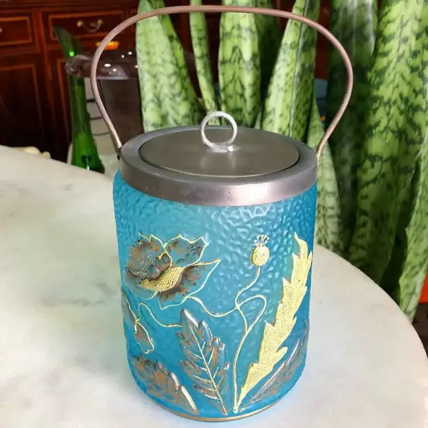 Foto de um(a) Antiga Bomboniere Biscoiteira Vidro Veneziano Art Nouveau, da categoria de Garrafas, potes e jarros. Antiga e tradicional caixa biscoiteira em vidro artístico veneziano, pintada à mão flores em relevo e acabamento com filetes... Mostrado de uma perspectiva diferente. Vendido no marketplace Trésors.