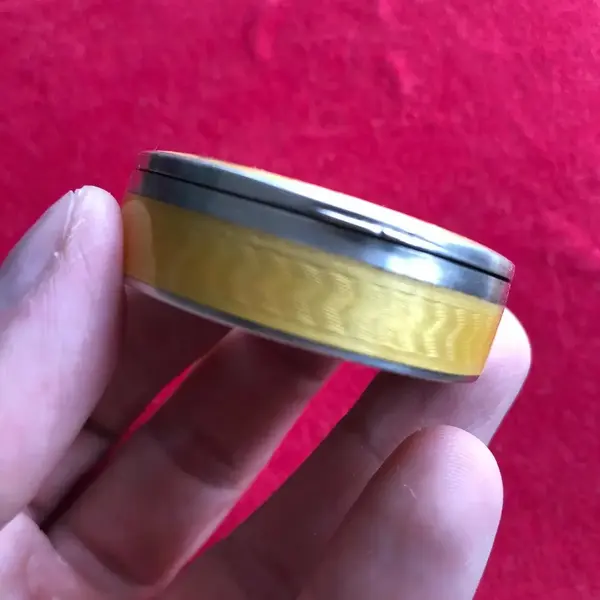 Foto de um(a) Antiga Rara Caixinha Porta Pó Itália Prata De Lei Esmaltada, da categoria de Cestos e Caixas. Antiga e centenária caixinha porta pó em prata de lei italiana teor 925, com aplicação de esmalte feita à mão. Peça muito... Mostrado de uma perspectiva diferente. Vendido no marketplace Trésors.