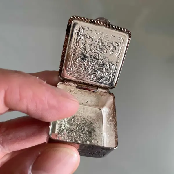Foto de um(a) Antiga Rara Caixinha De Coleção Prata E Murano Millefiori, da categoria de Cestos e Caixas. Linda peça feita à mão. Itália. Século XXaproximadamente 3x3x4cm. Mostrado de uma perspectiva diferente. Vendido no marketplace Trésors.