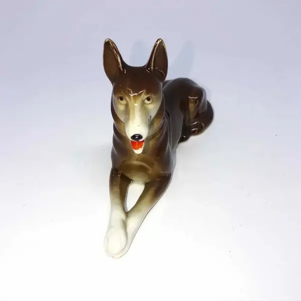 Foto de um(a) Antiga Pequena Escultura Bibelô Cachorro Pastor Em Porcelana, da categoria de Escultura. Antigo bibelô em porcelana alemã. Década de 1950. Medidas 9x14cm. Mostrado de uma perspectiva diferente. Vendido no marketplace Trésors.