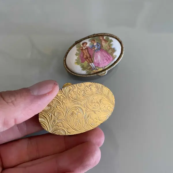Foto de um(a) Limoges Antigo Raro Par Caixinhas Coleção Porcelana França, da categoria de Cestos e Caixas. Antigo par de caixinhas de coleção em porcelana artística francesa, pintadas à mão, com filetes de ouro e detalhes em... Mostrado de uma perspectiva diferente. Vendido no marketplace Trésors.