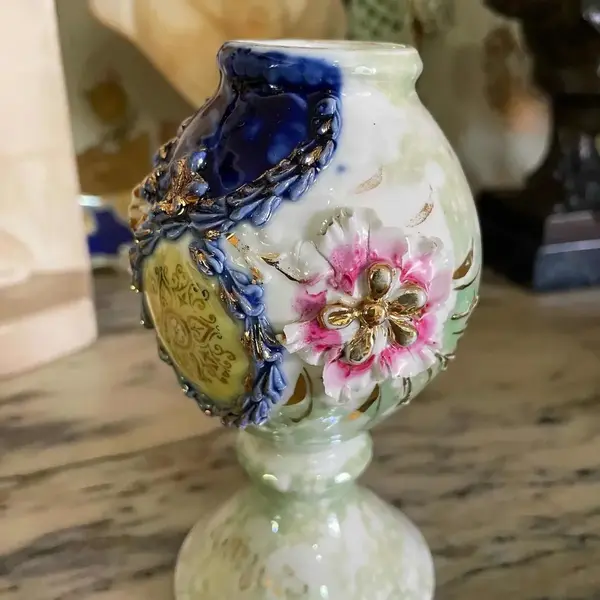 Foto de um(a) Antigo Raro Mate Cuia Isabelina Em Porcelana Alemã, da categoria de Garrafas, potes e jarros. Antigo “mate” cuia isabelina, em porcelana alemã, moldada e pintada à mão, acabamento com filetes em ouro. Alemanha, meados... Mostrado de uma perspectiva diferente. Vendido no marketplace Trésors.