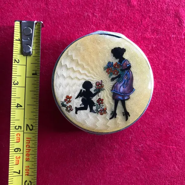 Foto de um(a) Antiga Rara Caixinha Porta Pó Itália Prata De Lei Esmaltada, da categoria de Cestos e Caixas. Antiga e centenária caixinha porta pó em prata de lei italiana teor 925, com aplicação de esmalte feita à mão. Peça muito... Mostrado de uma perspectiva diferente. Vendido no marketplace Trésors.