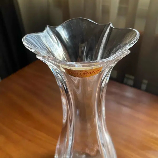 Foto de um(a) Nachtmann Glass Antigo Vaso Em Cristal Alemão Lapidado, da categoria de Vasos. Nachtmann Glass. Elegante e fino vaso em cristal alemão, lapidado à mão. Altura 24cm. Mostrado de uma perspectiva diferente. Vendido no marketplace Trésors.