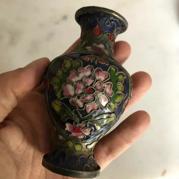 Foto de um(a) Antigo Par De Pequenos Vasos Bronze Cloisonné Esmaltados Mão, da categoria de Vasos. Antigo e delicado par de pequenos vasinhos em bronze Cloisonné, esmaltados à mão.Medem aprox 10cm de altura. Mostrado de uma perspectiva diferente. Vendido no marketplace Trésors.