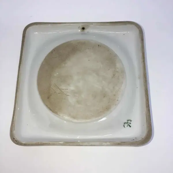 Foto de um(a) Antiga Placa De Parede Cinzeiro Porta Cartões Art Deco Alema, da categoria de Cinzeiros. Antiga e decorativa placa de parede, mas também pode ser usada como porta cartões ou cinzeiro. Em porcelana artística alemã,... Mostrado de uma perspectiva diferente. Vendido no marketplace Trésors.