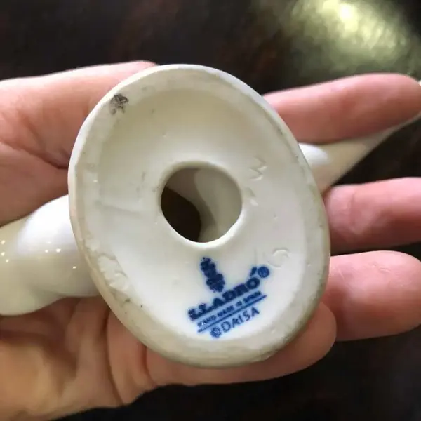 Foto de um(a) Antiga Linda Escultura De Pato Porcelana Espanhola Lladró, da categoria de Escultura. Lladró. Linda escultura representando pato em movimento, feito à mão, em finíssima porcelana espanhola, da famosa manufatura... Mostrado de uma perspectiva diferente. Vendido no marketplace Trésors.