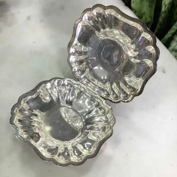 Foto de um(a) Antigo Lindo Cinzeiro Cata Migalhas Em Prata Art Deco, da categoria de Cinzeiros e coletores. Em ótimo estado de conservação, parece ter sido pouquíssimo usado. Apenas na tampa tem uma pequeno desgaste natural da prata... Mostrado de uma perspectiva diferente. Vendido no marketplace Trésors.