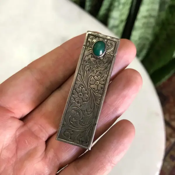 Foto de um(a) Antigo E Muito Raro Porta Batom Francês Em Prata De Lei, da categoria de Outros colecionáveis. Rara peça do início do século XX Mede aprox 6cm. Mostrado de uma perspectiva diferente. Vendido no marketplace Trésors.