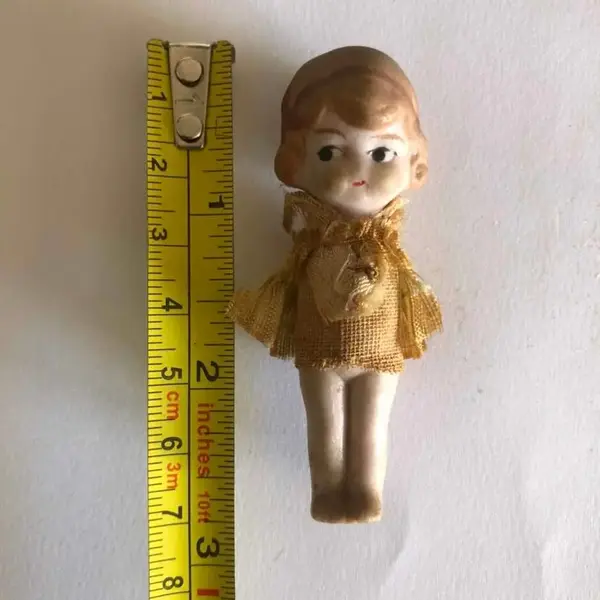 Foto de um(a) Antiga Pequena Boneca Com Braços Articulados Biscuit Alemão, da categoria de Bonecas. Rara bonequinha de Biscuit alemão, início do século XX.A peça está em perfeito estado. Apenas o fio que segura os braços... Mostrado de uma perspectiva diferente. Vendido no marketplace Trésors.