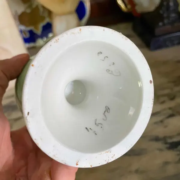 Foto de um(a) Antigo Raro Mate Cuia Isabelina Em Porcelana Alemã, da categoria de Garrafas, potes e jarros. Antigo “mate” cuia isabelina, em porcelana alemã, moldada e pintada à mão, acabamento com filetes em ouro. Alemanha, meados... Mostrado de uma perspectiva diferente. Vendido no marketplace Trésors.