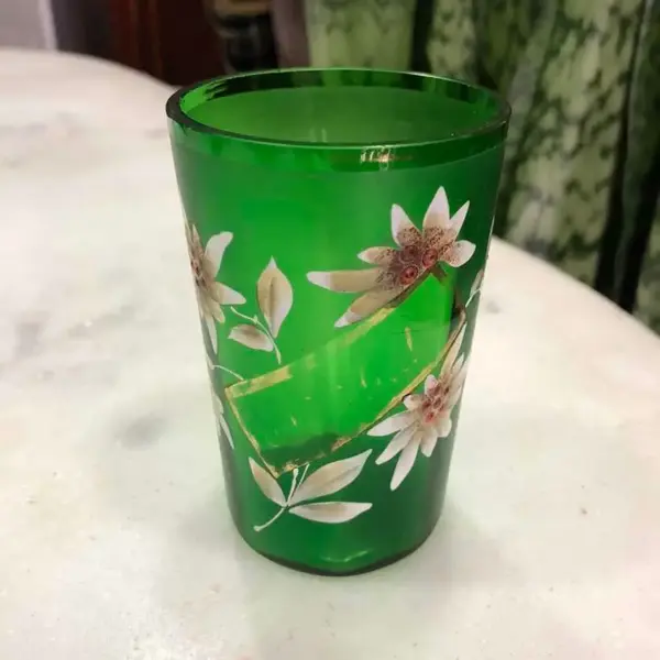Foto de um(a) Antigo Copo Em Vidro Veneziano Verde Art Nouveau Pintado Mao, da categoria de Copos e taças. Início do século XX, ricamente pintado à mão.Medidas 10x6,5cm. Mostrado de uma perspectiva diferente. Vendido no marketplace Trésors.