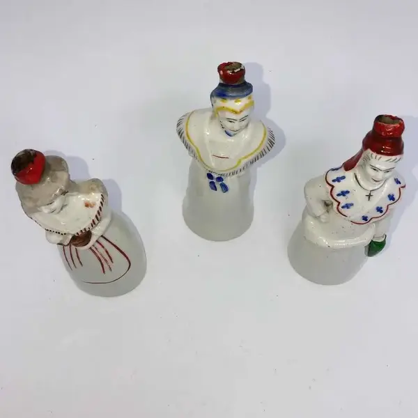 Foto de um(a) Antiga Coleção Garrafinhas Licor Francês Cazanove Bordeaux, da categoria de Garrafas, potes e jarros. Antiga coleção com 3 garrafinhas de licor Cazanove Bordeaux, em porcelana francesa. Altura 15cm cada. Mostrado de uma perspectiva diferente. Vendido no marketplace Trésors.